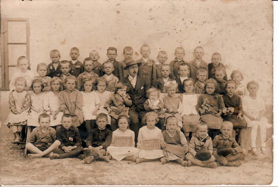 Fõmagtári pusztavacsi elemi iskola I-II. Osztály, 1929-1930; Halápi Mihály a leghátsó sorban, jobbról a harmadik fiú